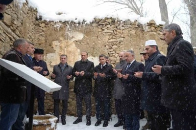 Bayburt’ta milli kahramanlar kar yağışı altında dualarla anıldı