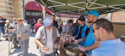 Bayburt’ta vatandaşlara aşure ikram edildi