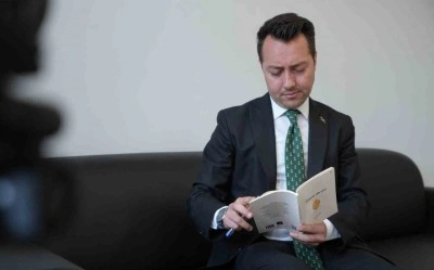 Tapu müdürü hem okuyor hem yazıyor