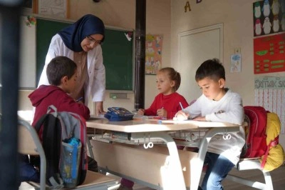 Zahide öğretmen 3 öğrencisine ışık oluyor