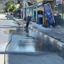 Caddeler tazyikli su ile temizleniyor