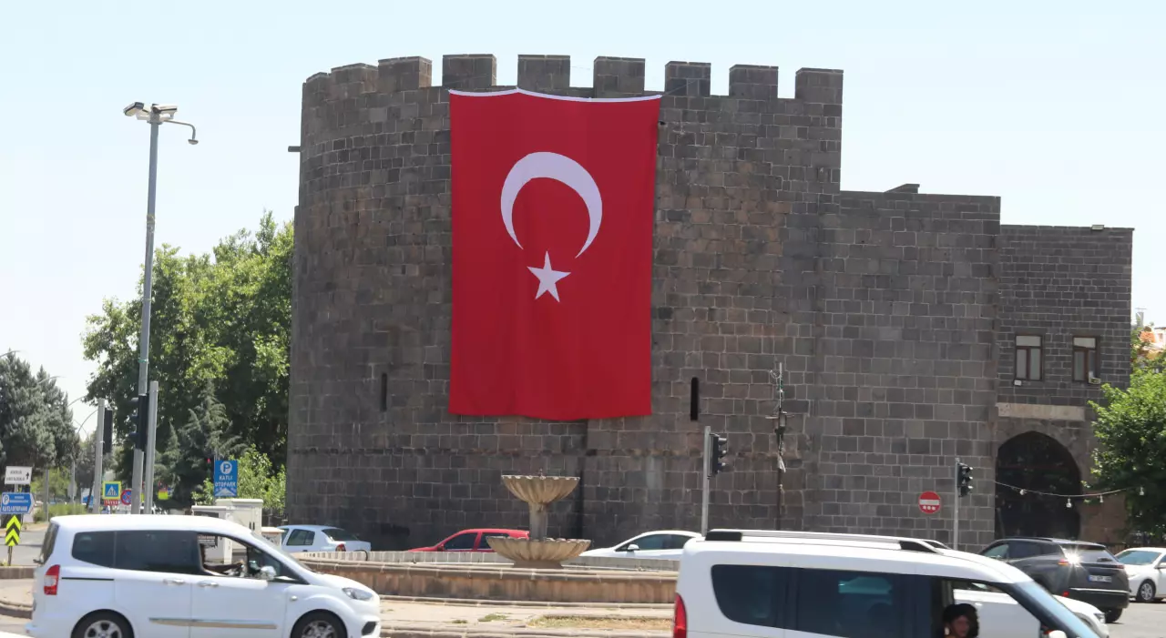 Bayrağımızı indirmeye kalkan hainlere tepkiler &ccedil;ığ gibi