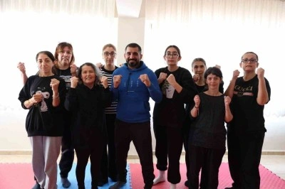 Bayraklılı kadınlar yakın savunma öğreniyor