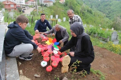 Bayram arefesinde mezar başında adalet istedi: "Asıl su&ccedil;lular dışarıda"
