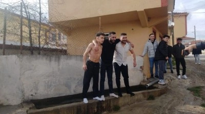 Bayram namazına gelmeyenlere ’sulu’ şaka