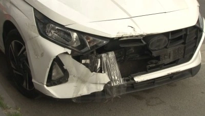 Bayrampaşa’da direksiyon hakimiyetini kaybeden sürücü, börekçi dükkanına daldı