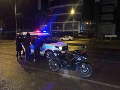 Bekçilerin durdurduğu motosikletteki iki şahsın üzerinden kurusıkı çıktı