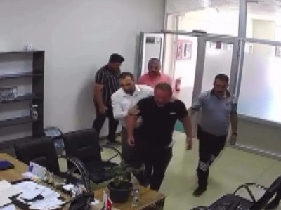 Belediye &ouml;n&uuml;nde kendisini ateşe vermişti: Olayın kamera g&ouml;r&uuml;nt&uuml;leri ortaya &ccedil;ıktı