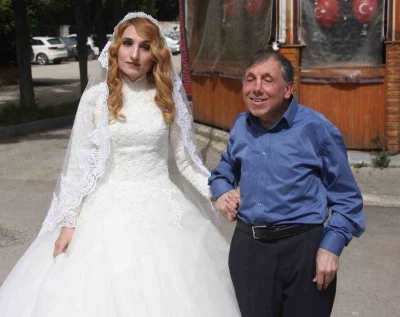 Belediye otob&uuml;s&uuml;n&uuml;n &ccedil;arptığı g&ouml;rme engelli &ouml;ğretmen &ccedil;ift ağır yaralandı