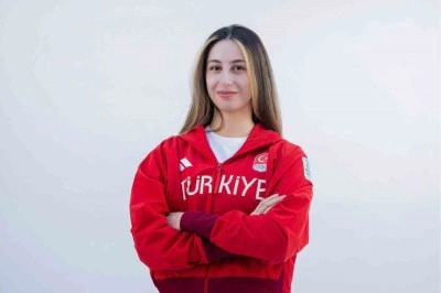 Belediyespor&rsquo;lu &Ouml;zge Yılmaz&rsquo;dan g&uuml;m&uuml;ş madalya