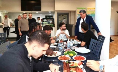 Beşiktaş Başkanı Serdal Adalı, Fenerbah&ccedil;e derbisi &ouml;ncesi futbol A takımıyla buluştu