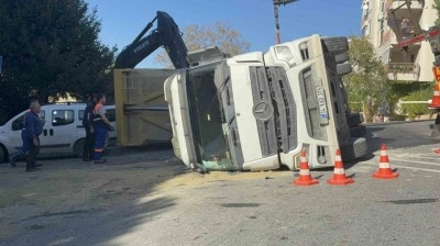 Beşiktaş&rsquo;ta hafriyat kamyonu devrildi: Şof&ouml;r&uuml;n yaralandığı kaza anı g&ouml;r&uuml;nt&uuml;lendi