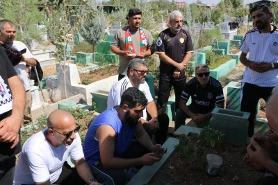 Beşiktaş taraftarları Diyarbakır&rsquo;da Rojin Kabaiş&rsquo;in mezarı başında