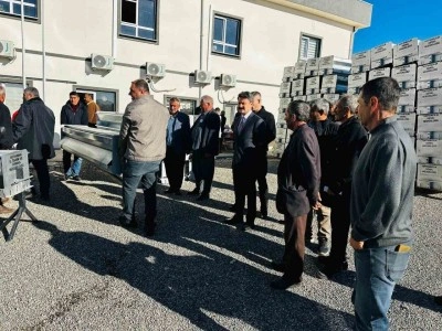 Besni’de 84 yetiştiriciye otomatik yemlik dağıtıldı