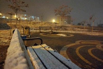 Besni ilçesinde kar yağışı etkili oluyor