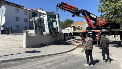 Beton Mikseri Zemine Saplandı, Sürücü Yaralandı