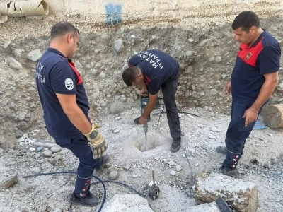 Yavru kedi için beton zemin kırıldı