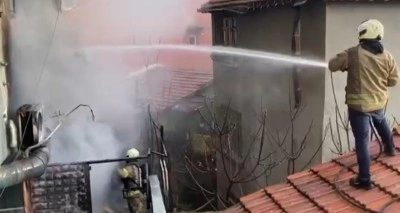 Beyoğlu’nda 4 katlı binada korkutan yangın