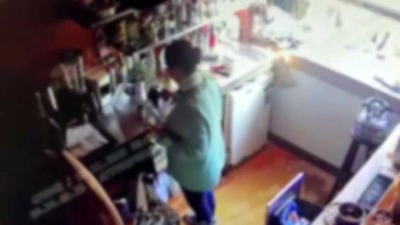 Beyoğlu&rsquo;nda kafede kahve yerine bulaşık deterjanı i&ccedil;irilen kadın zehirlendi