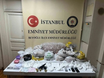 Beyoğlu ve Kağıthane&rsquo;de uyuşturucu operasyonu: Hap satan 2 kadın g&ouml;zaltında