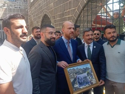 Bilal Erdoğan Diyarbakır&rsquo;da: Okul ziyaretlerinin ardından Ulu Cami&rsquo;de namaz kıldı