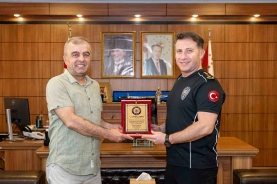 Bilecik&rsquo;te emekli olan polis memuru Taner&rsquo;e plaket takdim edildi