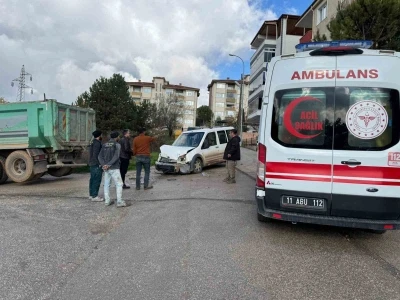 Kamyon ile hafif ticari araç çarpıştı; 4 yaralı