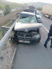 Bilecik&rsquo;te kontrolden &ccedil;ıkan otomobil bariyerlere &ccedil;arptı: 1 yaralı