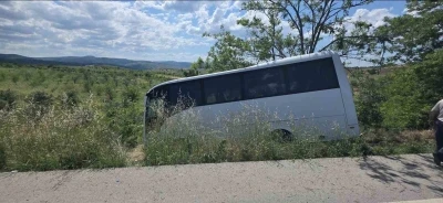 Yolcu otob&uuml;s&uuml; kaza yaptı, 4 kişi yaralandı