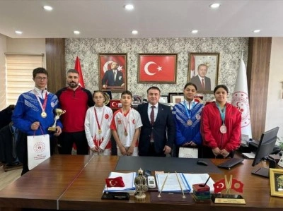 Bilecikli kick boks sporcularını makamında ağırladı