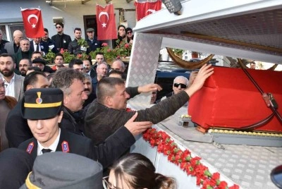 Bilecikli şehidin evinde helallik alınırken kardeşi abisinin &uuml;niformasını giydi