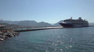 Binlerce Yolcuyla Alanya İskelesine Demir Attı