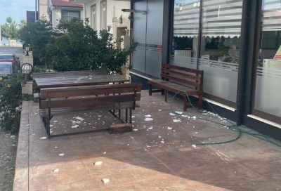 Binadan d&uuml;şen sıva par&ccedil;aları tehlike sa&ccedil;ıyor