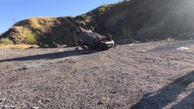 Hafif ticari araç takla attı