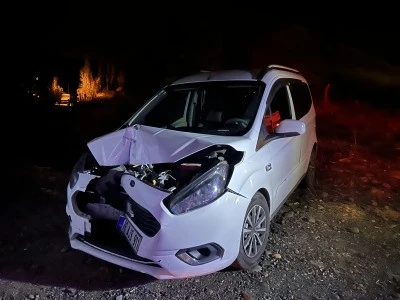 Bingöl’de Saman Yüklü Kamyonet ile Hafif Ticari Araç Çarpıştı: 2 Yaralı