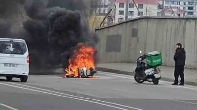 Bingöl’de seyir halindeki motosiklet alevlere teslim oldu