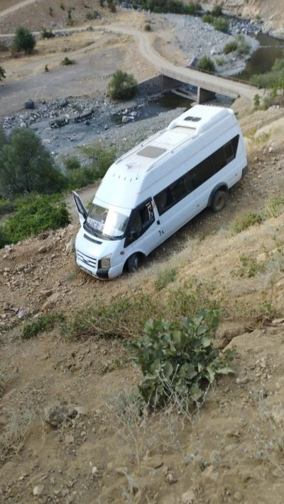 Bingöl’ün Genç İlçesinde Minibüs Şarampole Uçtu 7 Yaralı