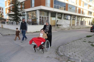 Anneden engelli kızı için asansör talebi