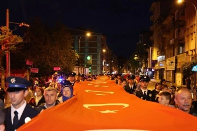 Bir kilometrelik Türk bayrağıyla 19 Mayıs coşkusu