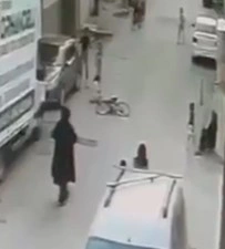 Bisikletiyle kontrolden çıkan çocuk otomobile çarptı, kaza anı kamerada