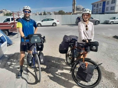 Bisikletle Almanya&rsquo;dan yola &ccedil;ıkıp, 10 &uuml;lkeyi ge&ccedil;ip Konya&rsquo;ya ulaştılar