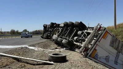 Bismil'de gübre yüklü tır yol kenarına devrildi