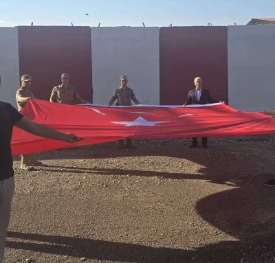 Bismil&rsquo;de Jandarma Karakoluna Anlamlı Bayrak Hediyesi