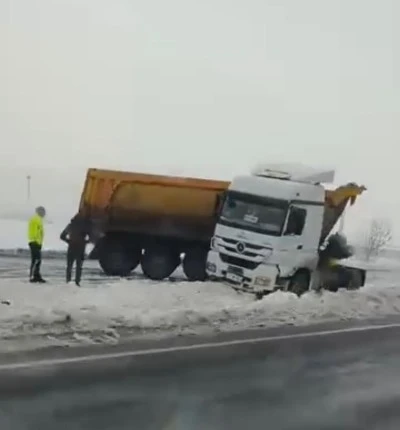 Bismil' de Kar Yağışı Nedeniyle 5 Ara&ccedil; Kaza Yaptı