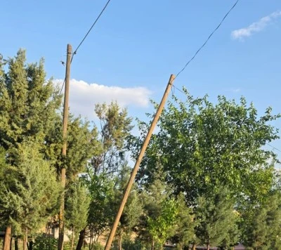 Bismil&rsquo;de Tehlike Sa&ccedil;an Telekom Direkleri İ&ccedil;in Mahalleli &Ccedil;&ouml;z&uuml;m Bekliyor