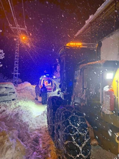 Vatandaş zorlu şartlarda hastaneye ulaştırıldı
