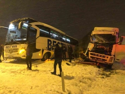 Bitlis’te tır ile otobüs çarpıştı: 2 kişi yaralandı