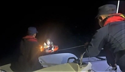 Bodrum a&ccedil;ıklarında bitkin d&uuml;şen d&uuml;zensiz g&ouml;&ccedil;men kurtarıldı