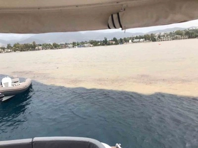 Bodrum&rsquo;da sağanak sonrası deniz &ccedil;amura d&ouml;nd&uuml;, ikiye ayrılan renk g&ouml;renleri şaşırttı