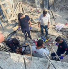 Bodrum katına d&uuml;şen iş&ccedil;i yaralandı